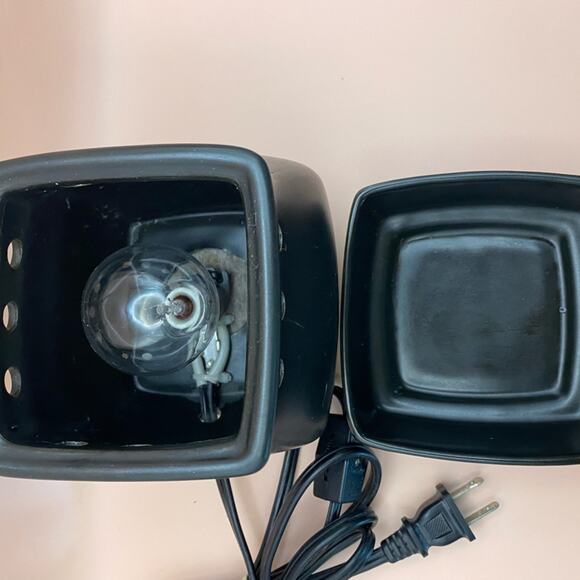 Versatile Style Scentsy Black Classic Curve 2009 Warmer - Picture 2 of 4